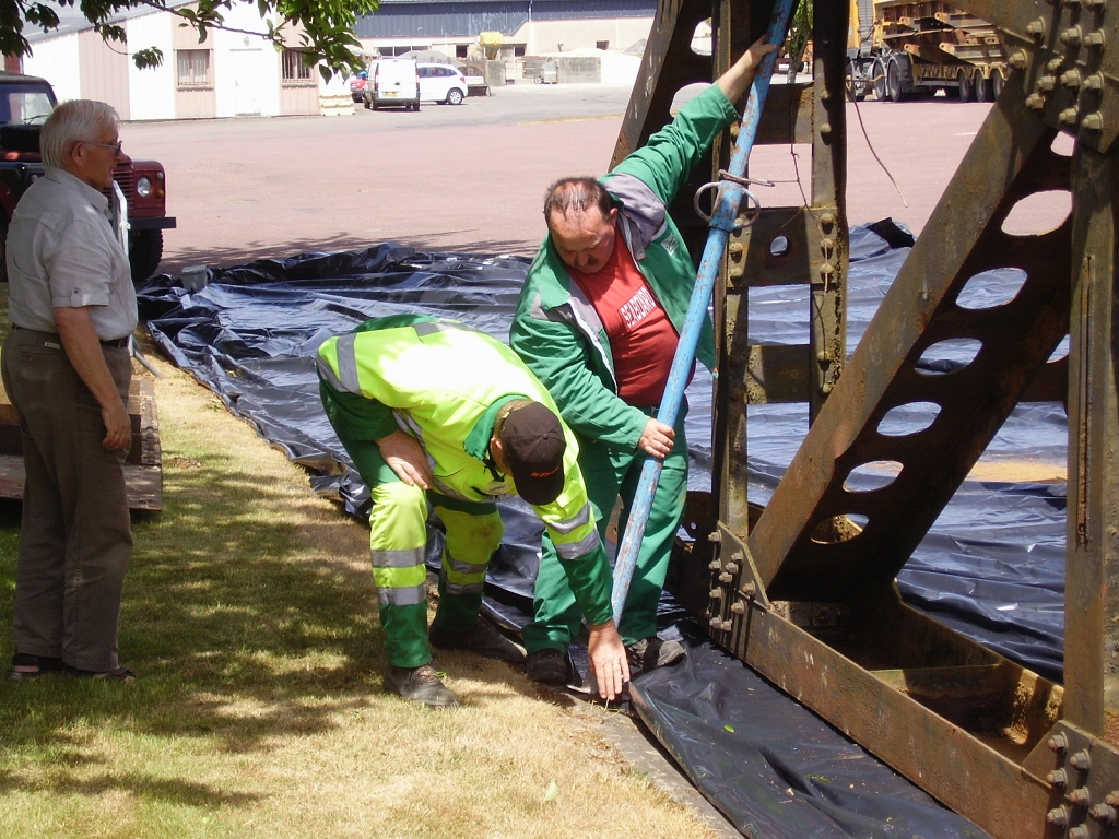 20110601 WHALE:BALEINE ARRIVES IN VIRE FROM BRÉCEY Bill Twohigg 06.jpg